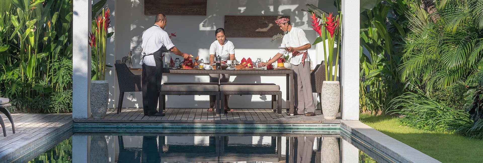 Casa Brio - Poolside bale breakfast prep