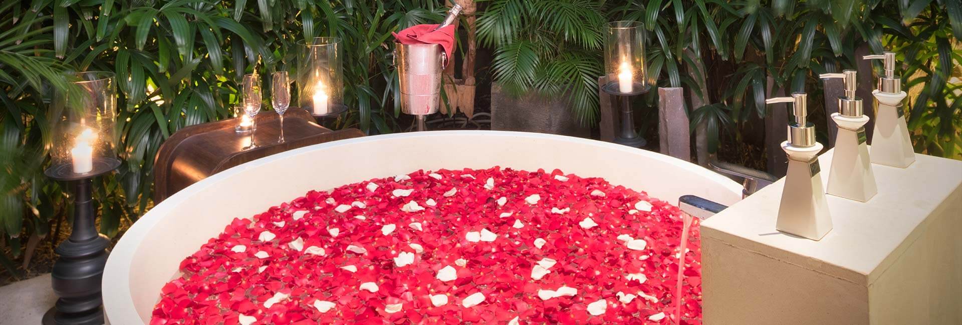 Casa Brio - Bathtub flowers